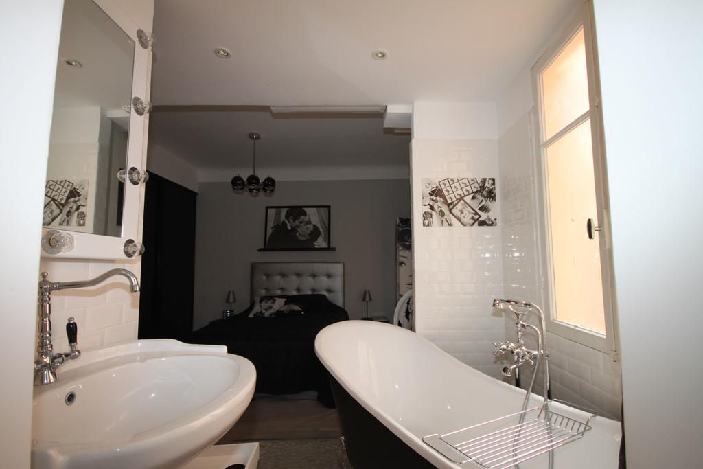 Croisette Cinematic Retreat: Hollywood Glamour Near *
